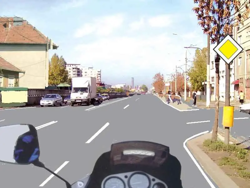 Imagine întrebare examen auto: Vă deplasați pe direcția înainte. Cui trebuie să acordați prioritate în prima