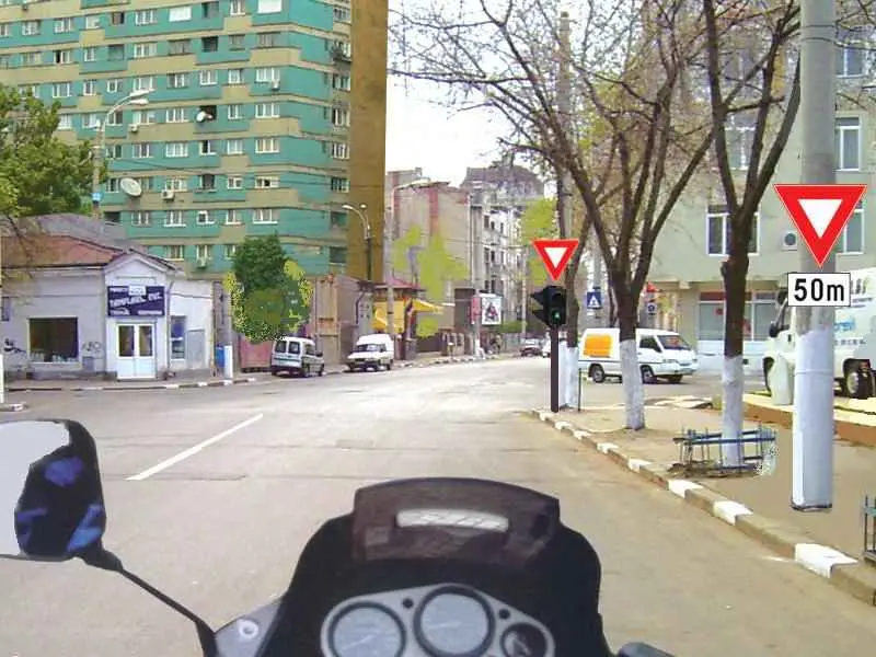 Imagine întrebare examen auto: Urmează să pătrundeți în intersecție. La care dintre cele două indicatoare acordați