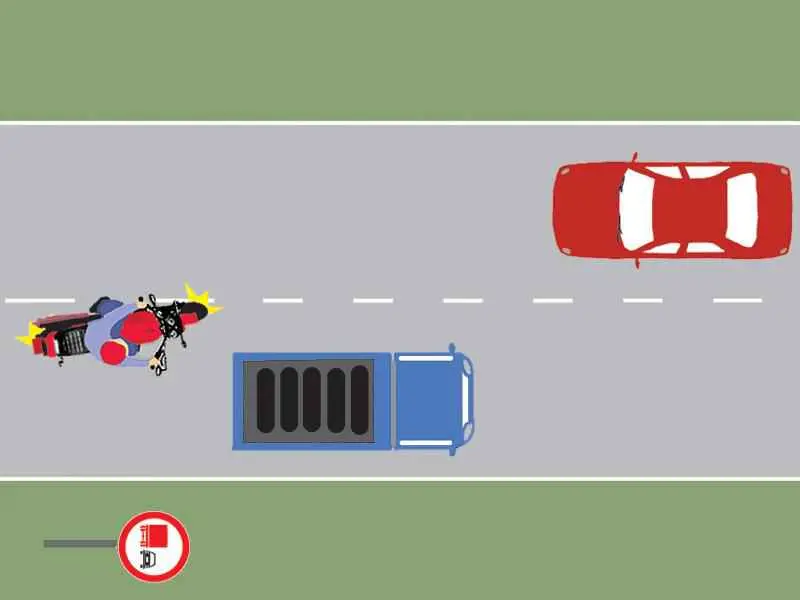 Imagine întrebare examen auto: Motociclistul depășește corect autocamionul?
