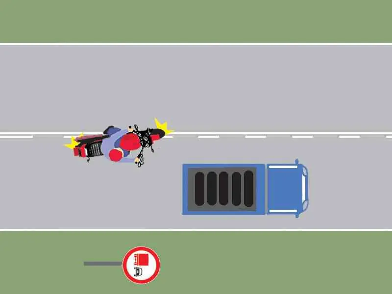 Imagine întrebare examen auto: Motociclistul din imagine depășește corect autocamionul?