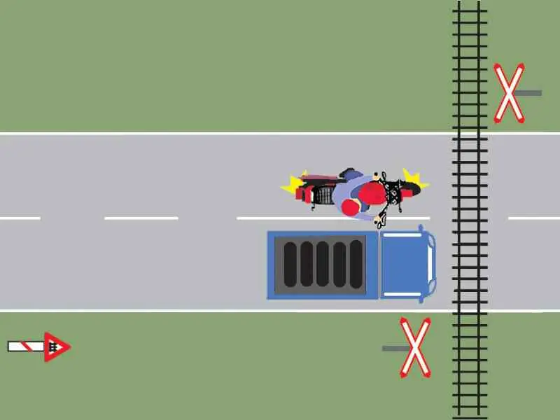 Imagine întrebare examen auto: Motociclistul din imagine depășește corect autocamionul?