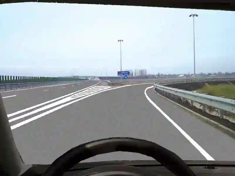 Imagine întrebare examen auto: În această situație constatați că părăsiți autostrada în mod eronat. Cum procedați?