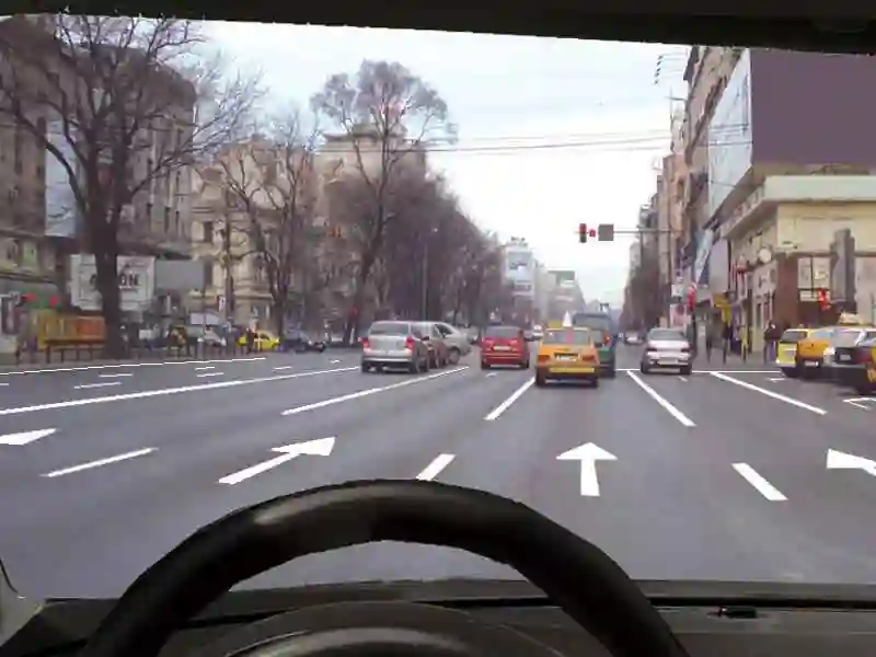 Imagine întrebare examen auto: Cum trebuie să procedați corect la trecerea de pe o bandă pe