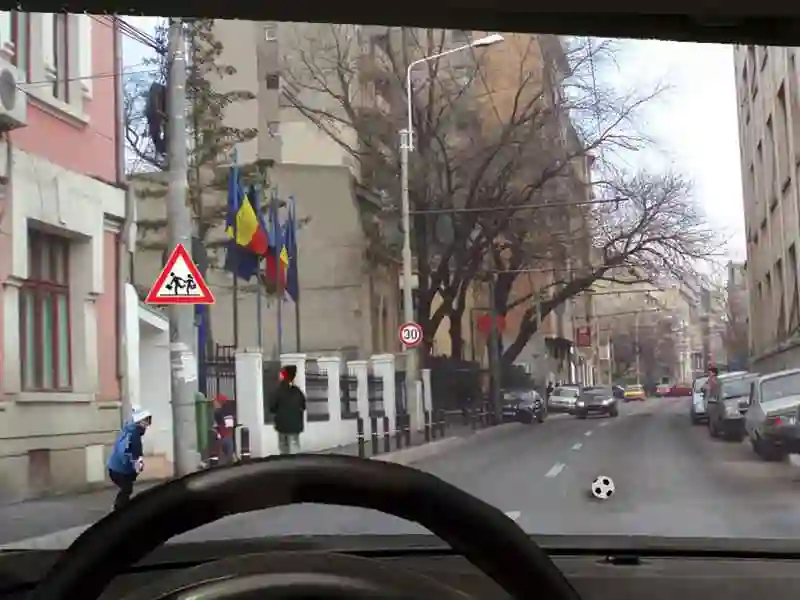 Imagine întrebare examen auto: Din punct de vedere al conduitei preventive, cum trebuie să procedați în