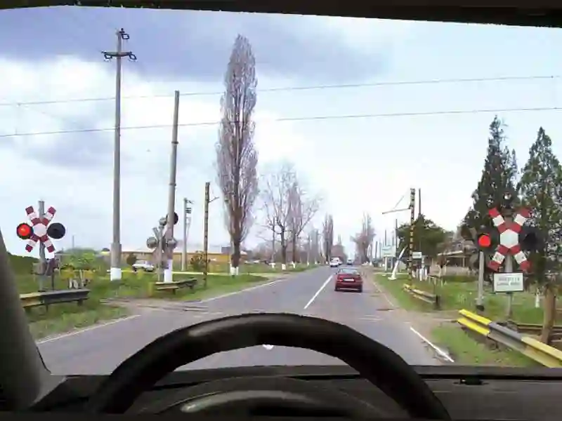 Imagine întrebare examen auto: Ce obligații aveți dacă luminile roșii se aprind și se sting alternativ?