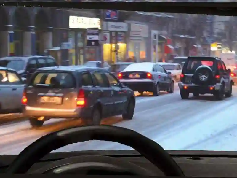 Imagine întrebare examen auto: Pentru a circula pe un drum cu polei, se recomandă să echipați