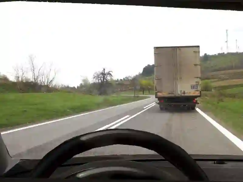 Imagine întrebare examen auto: Este corectă depășirea autocamionului din imagine?