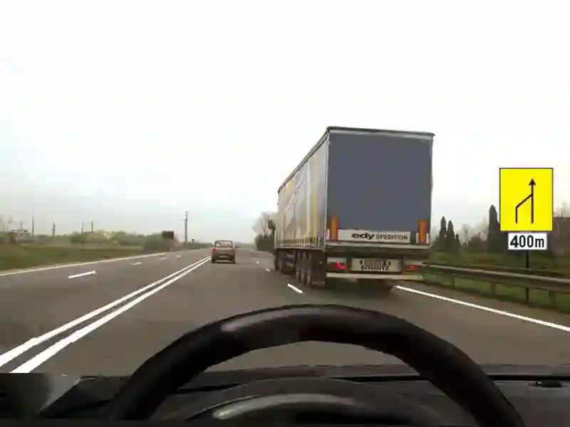 Imagine întrebare examen auto: Puteți executa depășirea în această situație?