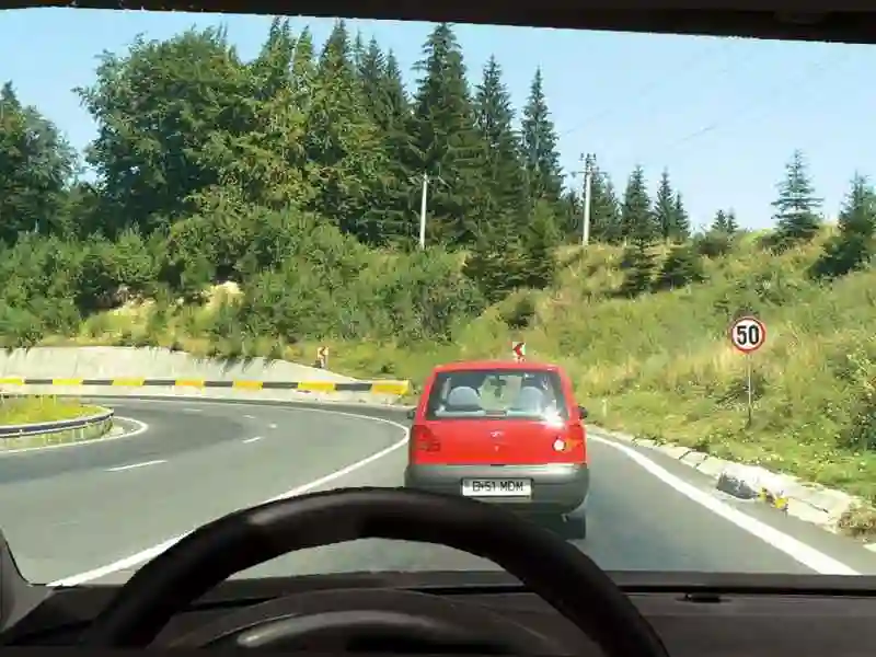 Imagine întrebare examen auto: Este permisă depășirea în această situație?