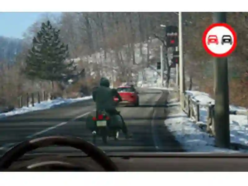 Imagine întrebare examen auto: Este corect să depășești motocicleta din fața ta?