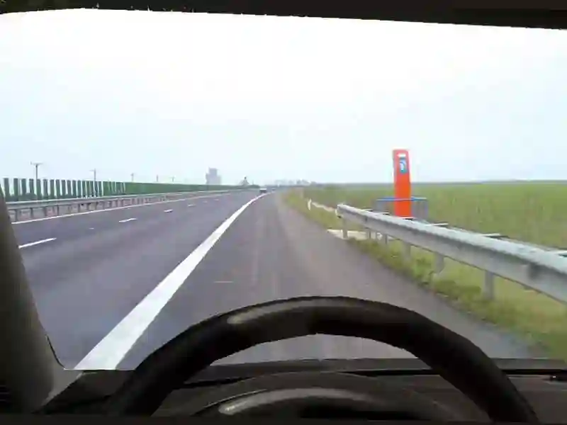 Imagine întrebare examen auto: Sunteți corespunzător încadrat pentru a folosi prima ieșire de pe autostradă?