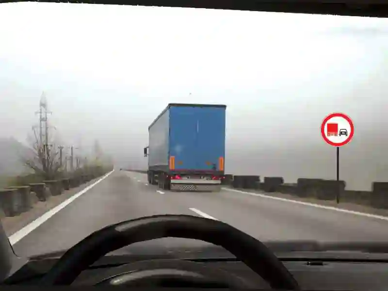 Imagine întrebare examen auto: Puteți efectua depășirea camionului?