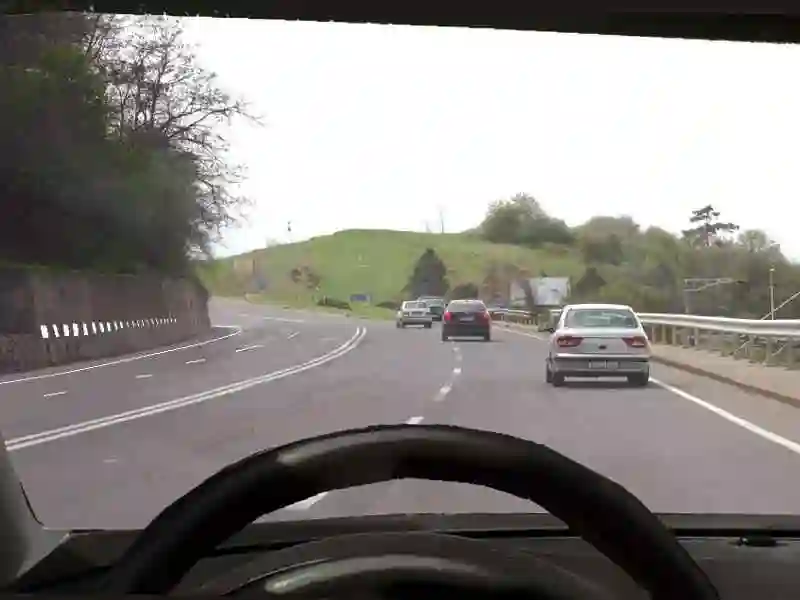 Imagine întrebare examen auto: Puteți depăși mai multe vehicule în situația de față?