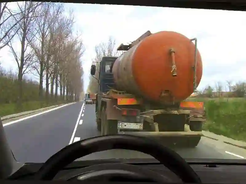 Imagine întrebare examen auto: Puteți depăși în situatia dată?