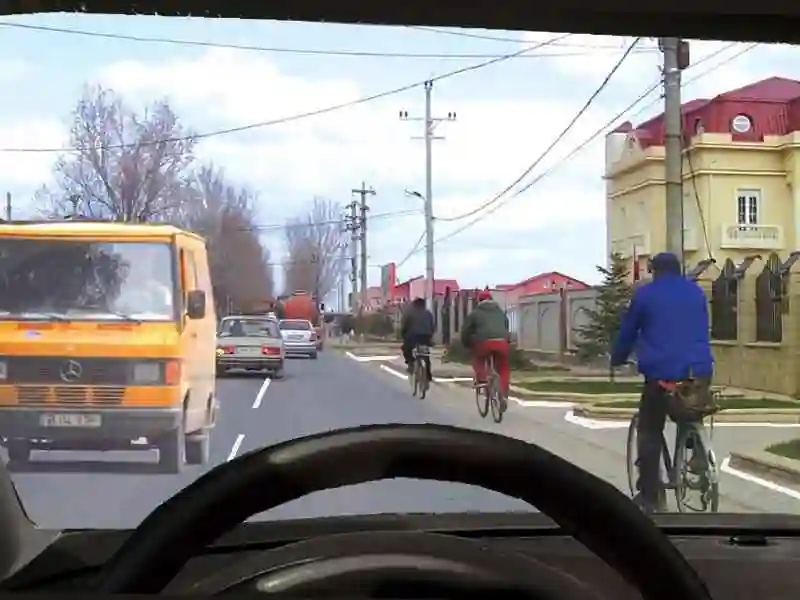 Imagine întrebare examen auto: Vă este permis să depășiți bicicliștii?