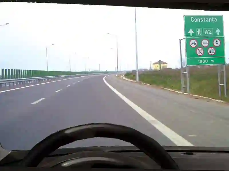 Imagine întrebare examen auto: Viteza maximă autorizată pe autostrăzi pentru autovehiculele din categoriile A și B