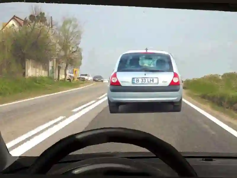 Imagine întrebare examen auto: În această situație executați corect depășirea autoturismului alb?