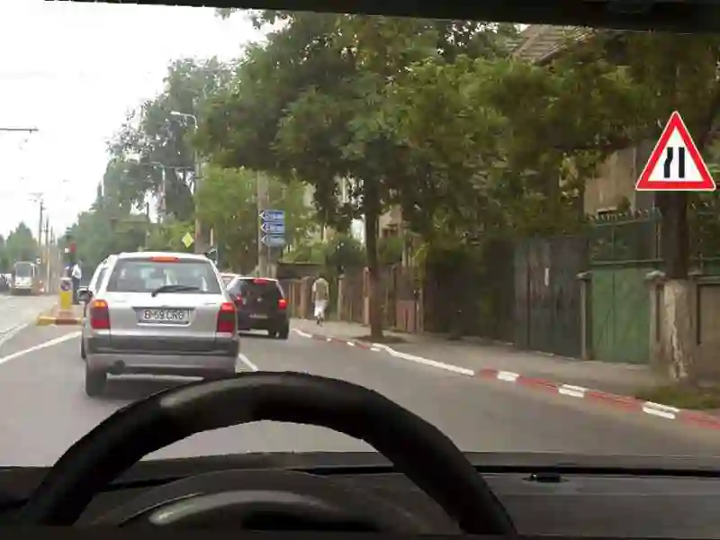 Imagine întrebare examen auto: Ce vă este interzis în această situație?