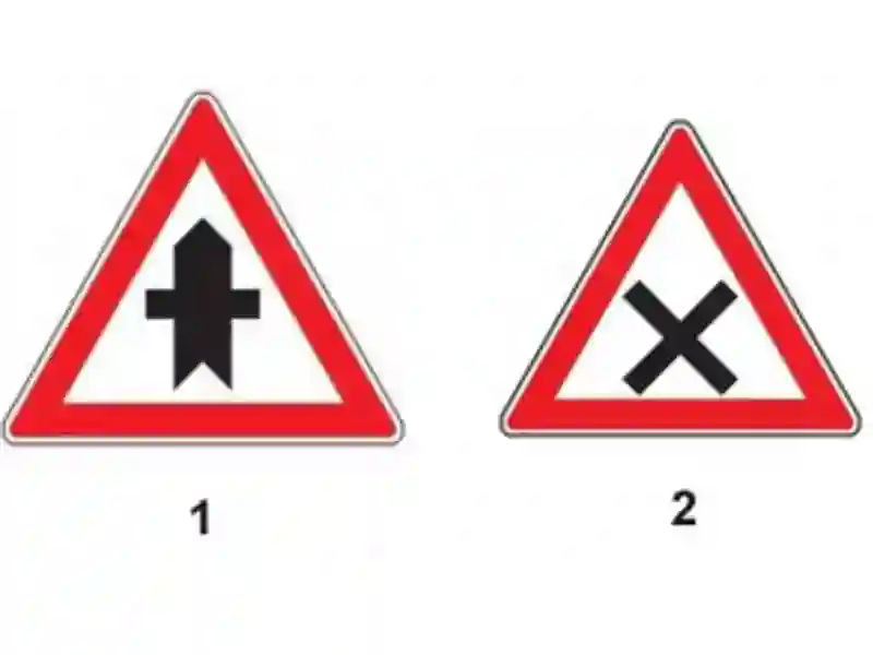 Imagine întrebare examen auto: Care dintre indicatoare te avertizează că urmează să intersectezi un drum fără