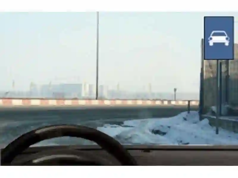 Imagine întrebare examen auto: Cum procedezi la întâlnirea indicatorului pe un drum național european?