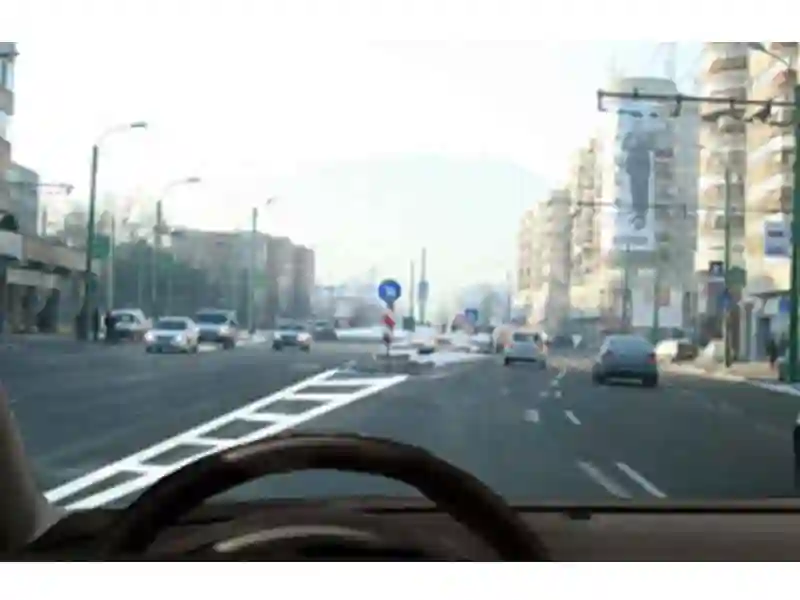 Imagine întrebare examen auto: Este permis virajul la stânga în acest loc?