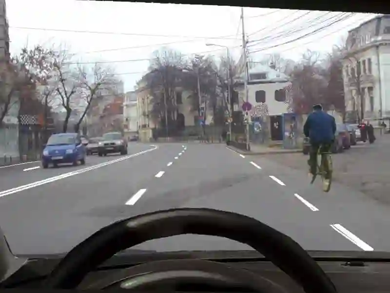 Imagine întrebare examen auto: Din punct de vedere al conduitei preventive, la ce vă puteți aștepta