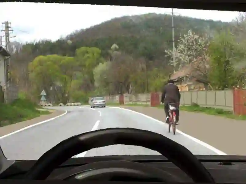 Imagine întrebare examen auto: Vă este permis să claxonați un biciclist înainte de a-l depăși?