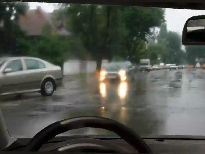 Imagine întrebare examen auto: În această situație veți circula cu: