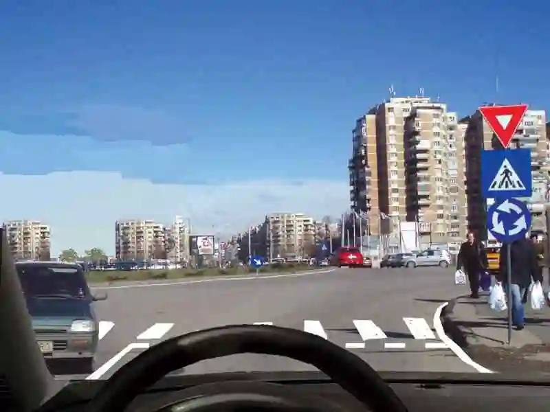 Imagine întrebare examen auto: Ce interdicție aveți în această situație?