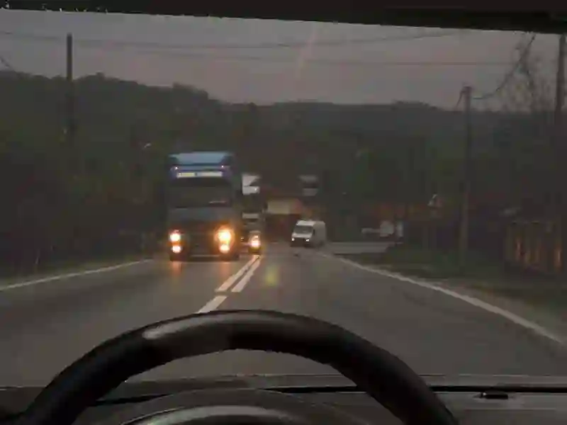 Imagine întrebare examen auto: Intenționați să consultați o hartă rutieră. Cum este recomandat să procedați?