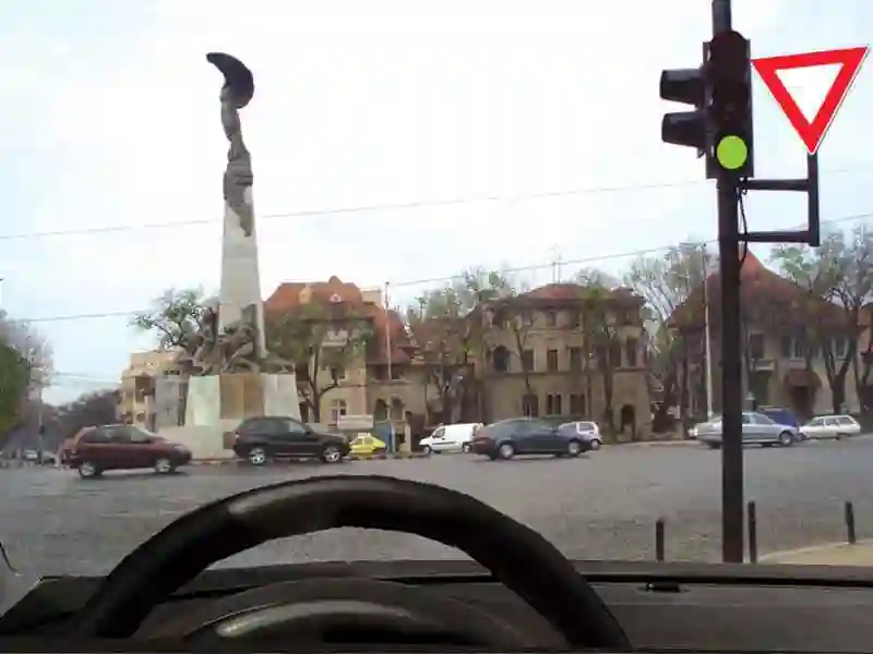 Imagine întrebare examen auto: Cum procedați în intersecția care urmează?