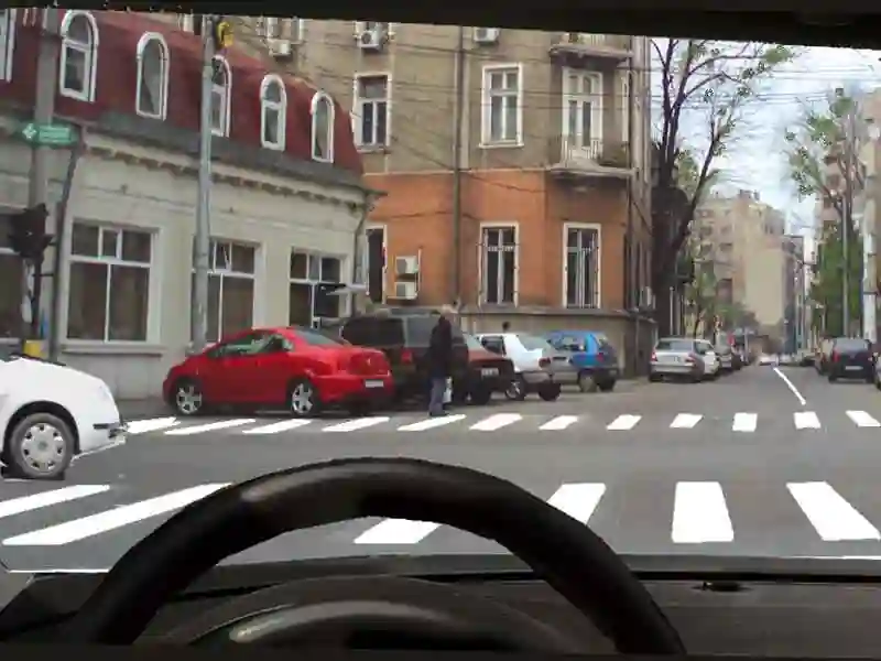 Imagine întrebare examen auto: Virați la stânga în intersecție. Cum procedați?