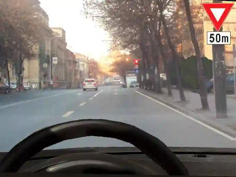 Imagine întrebare examen auto: Cum veți proceda în intersecția care urmează?