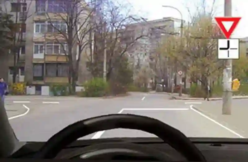Imagine întrebare examen auto: Cui trebuie să acorzi prioritate în situația dată?