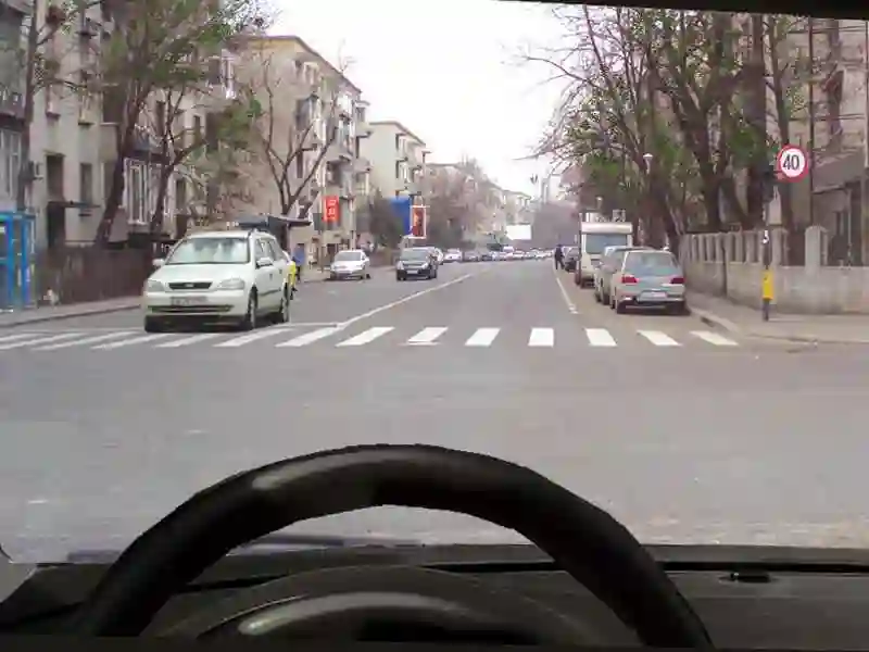 Imagine întrebare examen auto: Cum trebuie să procedați dacă virați la stânga?
