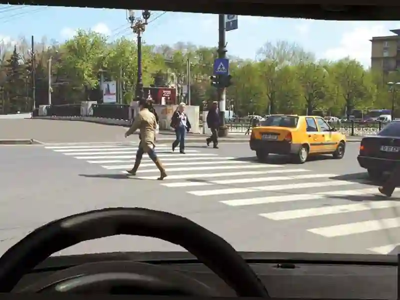 Imagine întrebare examen auto: Intenționați să virați la dreapta. Cum procedați cu pietonii care traversează regulamentar