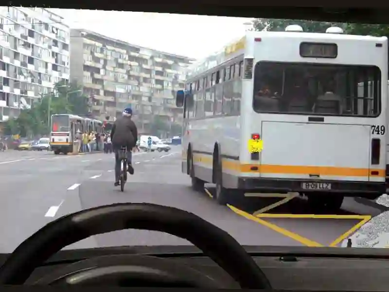 Imagine întrebare examen auto: Cum procedați în situația dată?