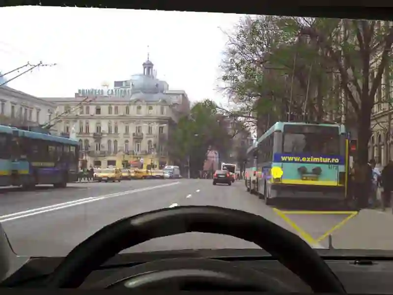 Imagine întrebare examen auto: Cum procedați în situația dată?