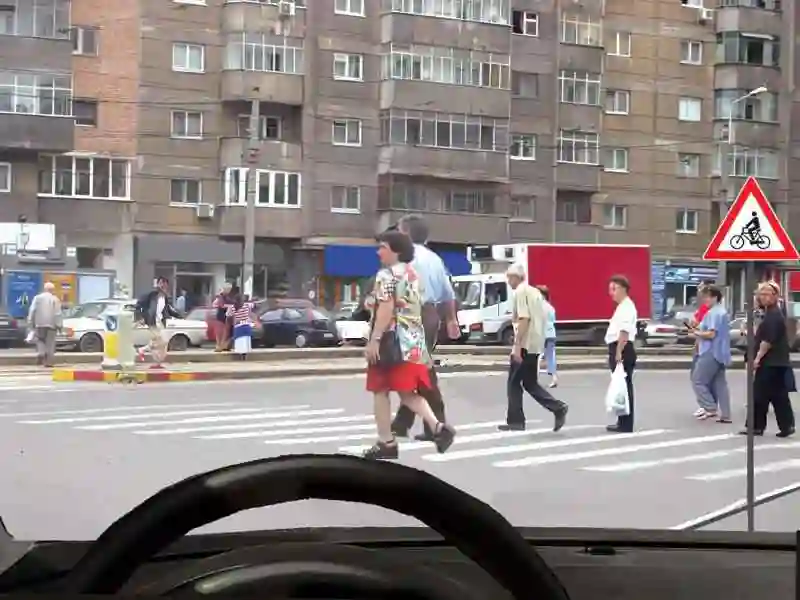 Imagine întrebare examen auto: Intenționați să virați la dreapta. Cum procedați?