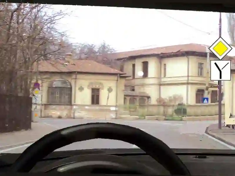Imagine întrebare examen auto: Cum veți proceda în intersecție, dacă circulați pe drumul prioritar?