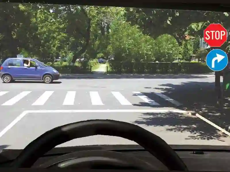 Imagine întrebare examen auto: Cum procedați în intersecția care urmează?
