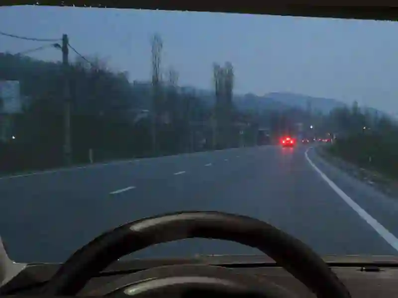 Imagine întrebare examen auto: Este permisă folosirea luminilor de ceață noaptea, dacă cerul este senin?
