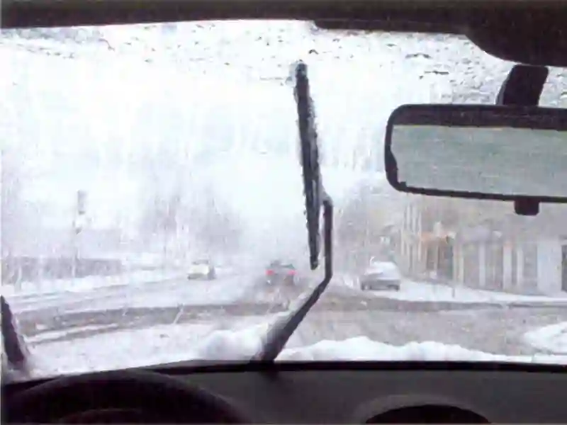 Imagine întrebare examen auto: Când ninge abundent veți folosi: