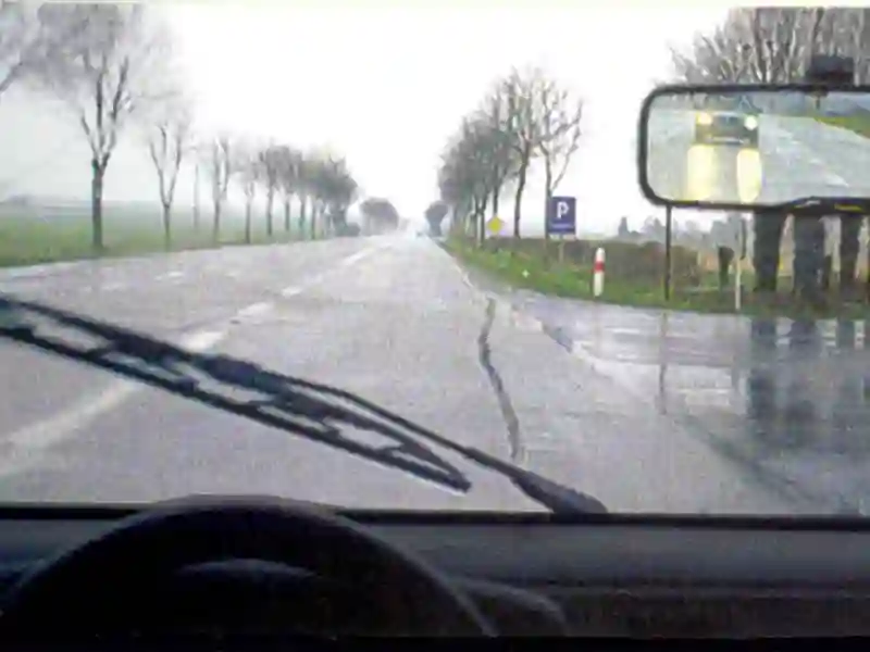 Imagine întrebare examen auto: Pe ploaie veți aprinde luminile de ceață din spate?