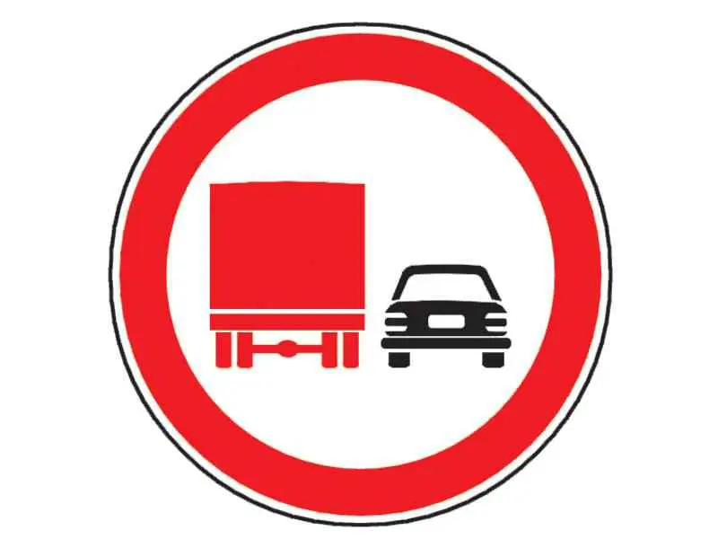 Imagine întrebare examen auto: Vă aflați la volanul unui autocamion și întâlniți indicatorul alăturat. Cum veți