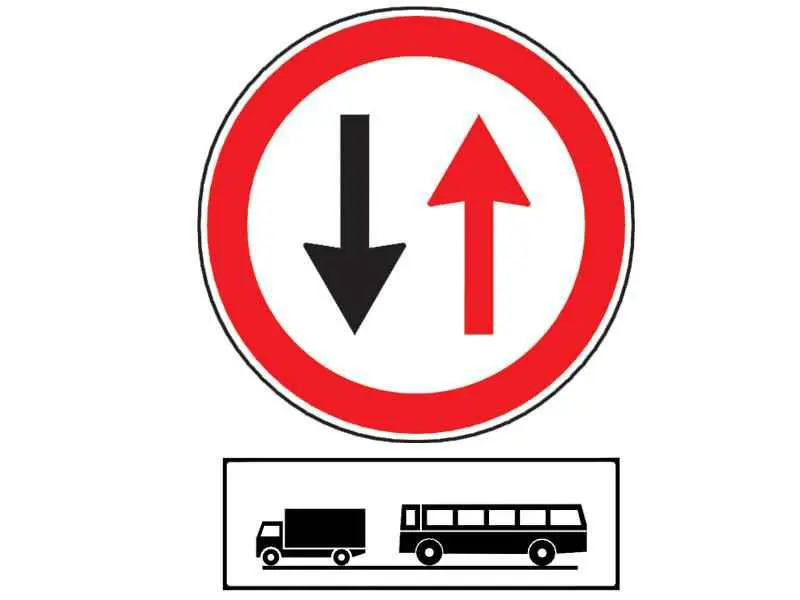 Imagine întrebare examen auto: Care dintre următoarele obligații vă revin la întâlnirea indicatorului alăturat, în timp