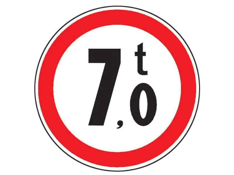 Imagine întrebare examen auto: În timp ce conduceți un autocamion, întâlniți indicatorul alăturat. Vă puteți continua