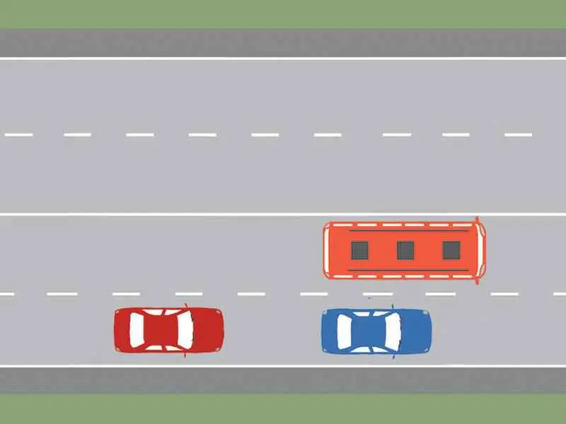 Imagine întrebare examen auto: Cum trebuie să procedeze conducătorul autobuzului din imagine, dacă sesizează că pneul