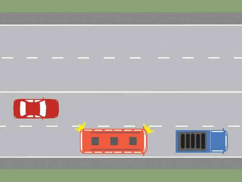 Imagine întrebare examen auto: Cum trebuie să procedeze conducătorul autobuzului, dacă intenționează să depășească autocamionul staționat?