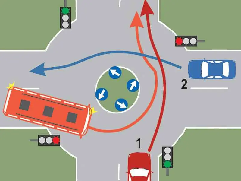 Imagine întrebare examen auto: Conducătorul autobuzului din imaginea alăturată este surprins de schimbarea semnalului semaforului, după